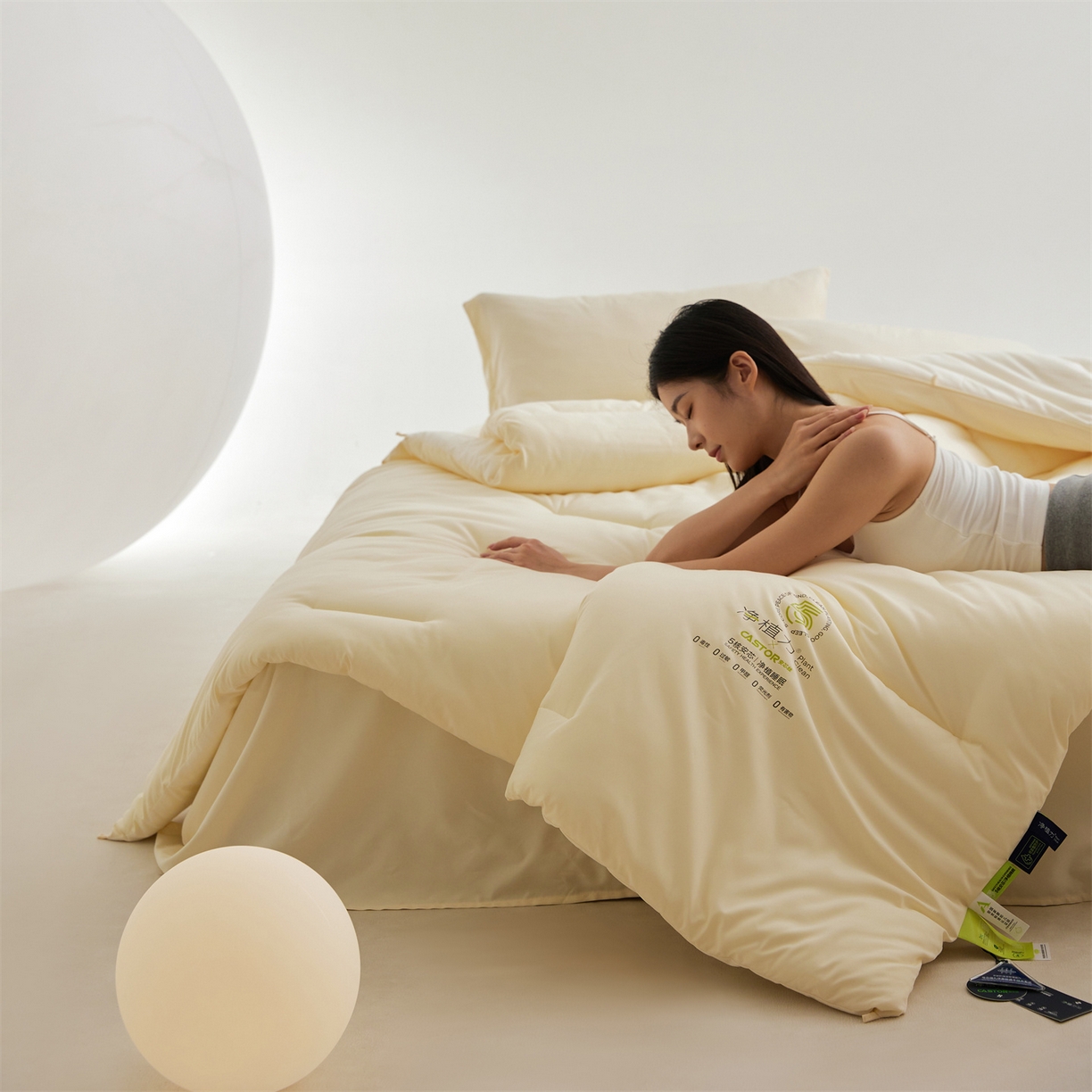 91家纺网 家纺一手货源 找家纺 头等舱 2025新款深睡 零压 软糯 净植力抗菌 防螨 防霉 低致敏 秋冬被（模特图） 奶黄白