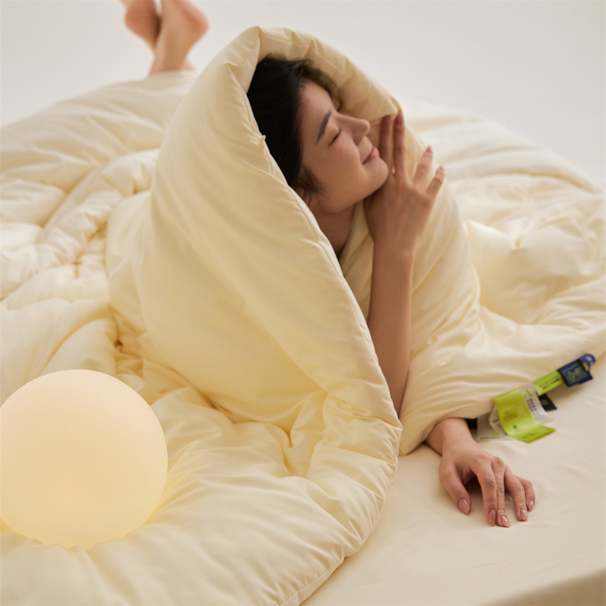 91家纺网 家纺一手货源 找家纺 头等舱 2025新款深睡 零压 软糯 净植力抗菌 防螨 防霉 低致敏 秋冬被（模特图） 奶黄白