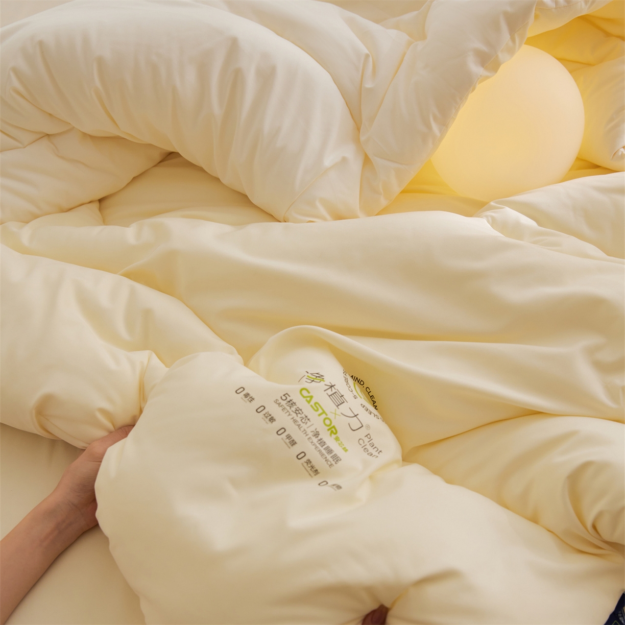 91家纺网 家纺一手货源 找家纺 头等舱 2025新款深睡 零压 软糯 净植力抗菌 防螨 防霉 低致敏 秋冬被（模特图） 奶黄白