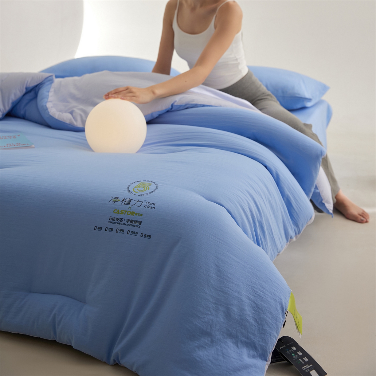 91家纺网 家纺一手货源 找家纺 头等舱 2025新款深睡 零压 软糯 净植力抗菌 防螨 防霉 低致敏 秋冬被（模特图） 清澄蓝