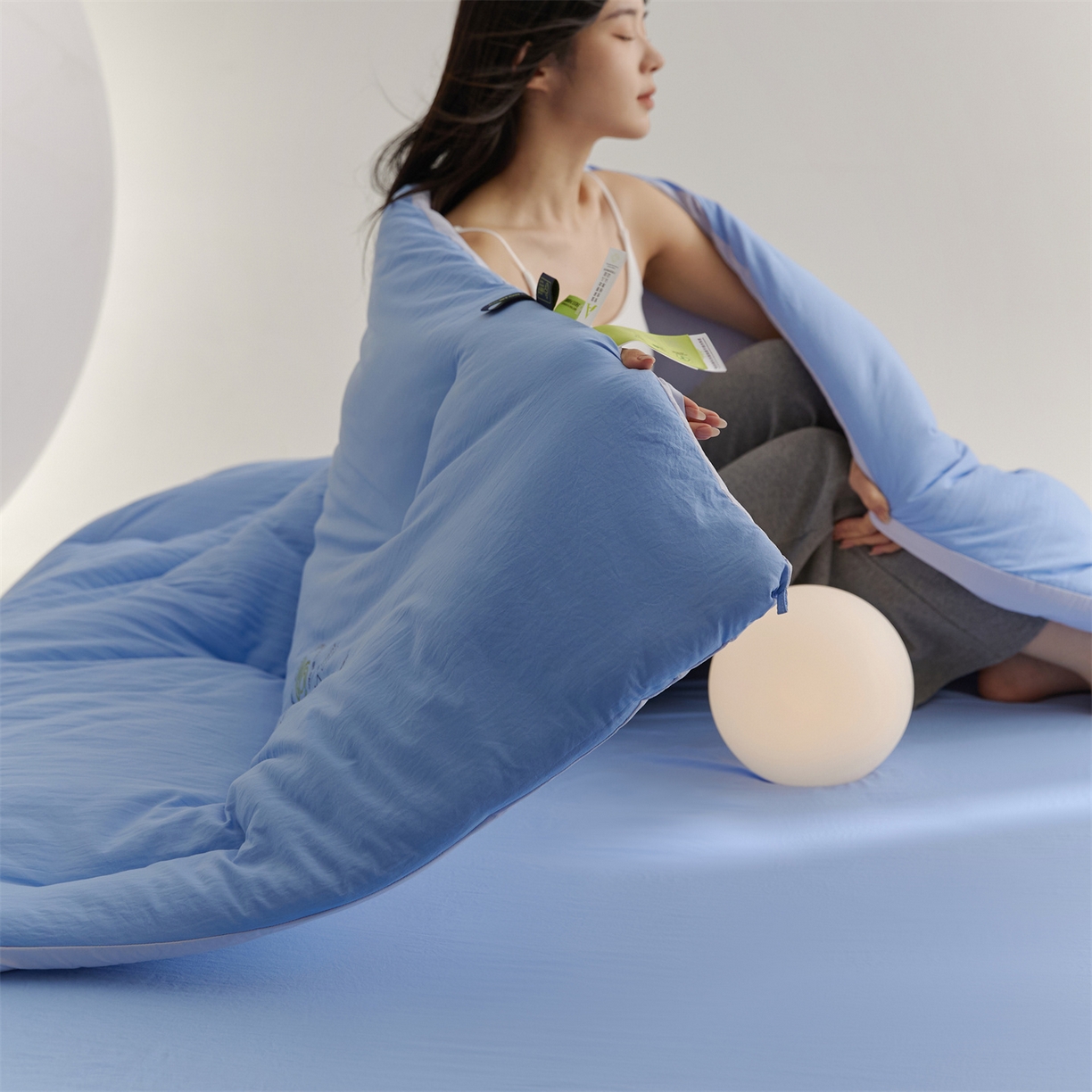 91家纺网 家纺一手货源 找家纺 头等舱 2025新款深睡 零压 软糯 净植力抗菌 防螨 防霉 低致敏 秋冬被（模特图） 清澄蓝