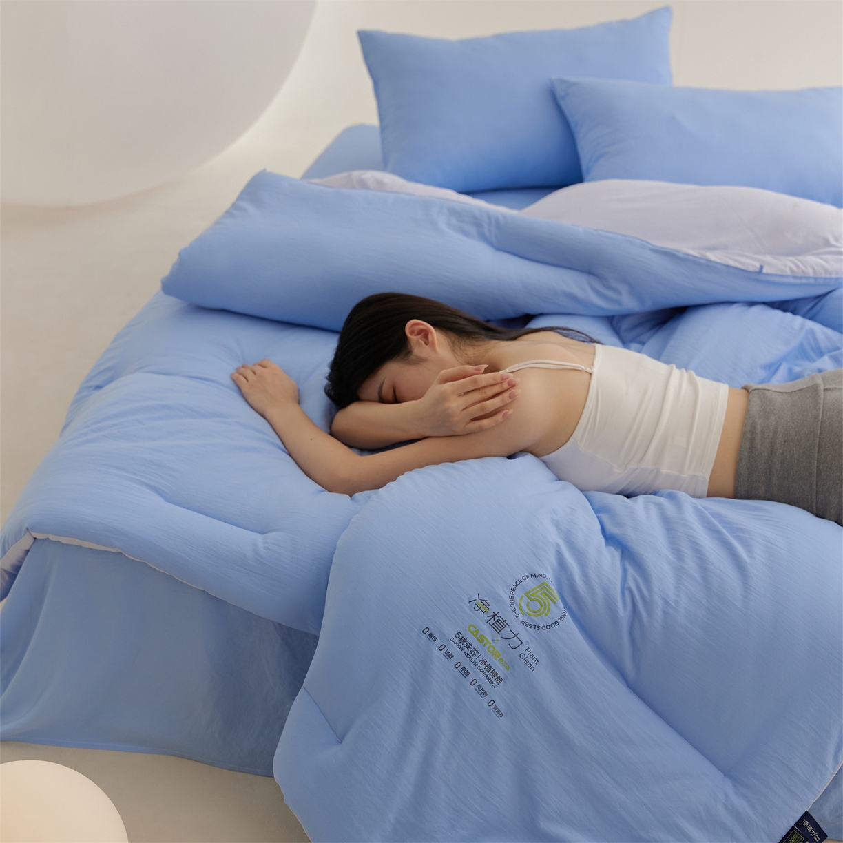 91家纺网 家纺一手货源 找家纺 头等舱 2025新款深睡 零压 软糯 净植力抗菌 防螨 防霉 低致敏 秋冬被（模特图） 清澄蓝