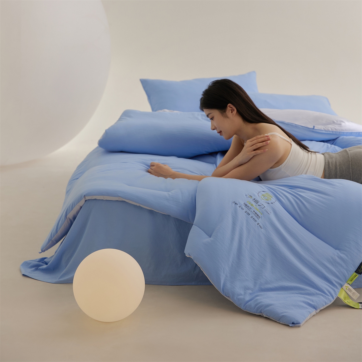 91家纺网 家纺一手货源 找家纺 头等舱 2025新款深睡 零压 软糯 净植力抗菌 防螨 防霉 低致敏 秋冬被（模特图） 清澄蓝