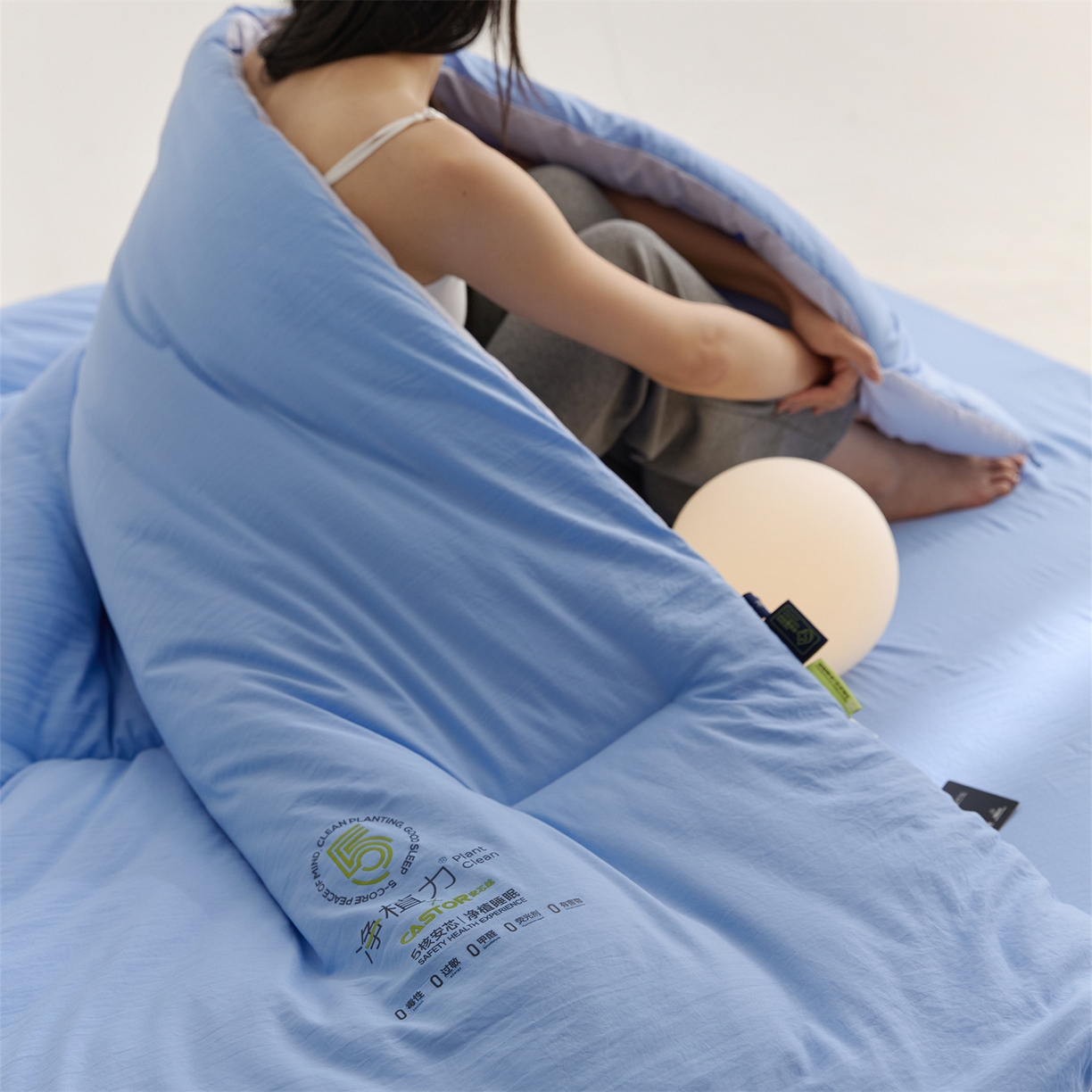 91家纺网 家纺一手货源 找家纺 头等舱 2025新款深睡 零压 软糯 净植力抗菌 防螨 防霉 低致敏 秋冬被（模特图） 清澄蓝