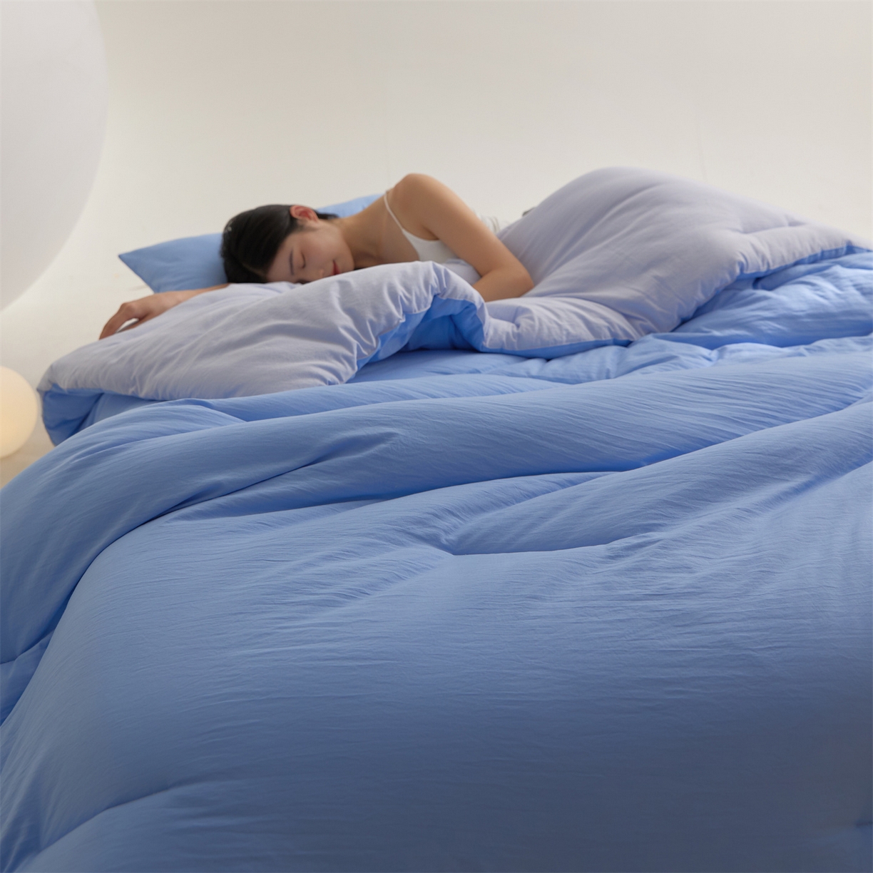 91家纺网 家纺一手货源 找家纺 头等舱 2025新款深睡 零压 软糯 净植力抗菌 防螨 防霉 低致敏 秋冬被（模特图） 清澄蓝