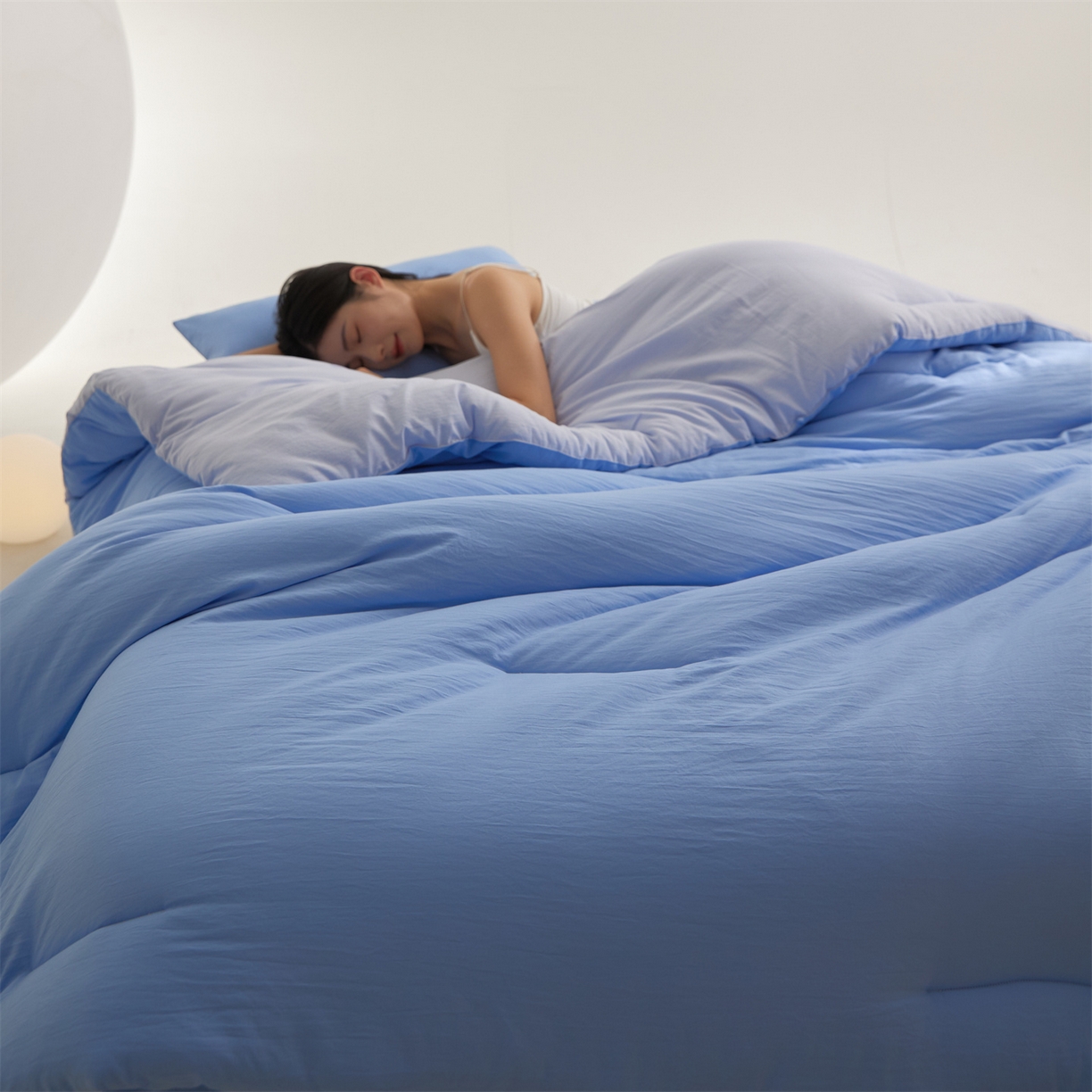 91家纺网 家纺一手货源 找家纺 头等舱 2025新款深睡 零压 软糯 净植力抗菌 防螨 防霉 低致敏 秋冬被（模特图） 清澄蓝