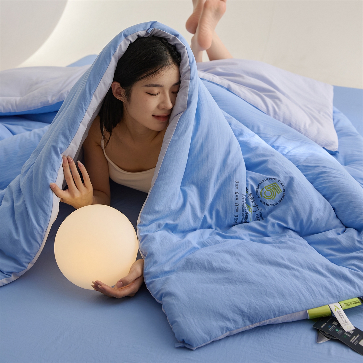 91家纺网 家纺一手货源 找家纺 头等舱 2025新款深睡 零压 软糯 净植力抗菌 防螨 防霉 低致敏 秋冬被（模特图） 清澄蓝