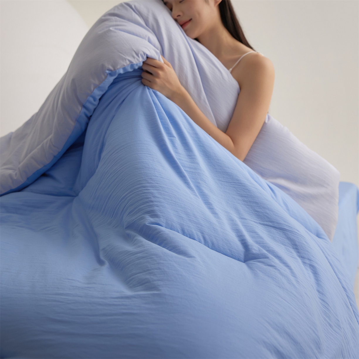 91家纺网 家纺一手货源 找家纺 头等舱 2025新款深睡 零压 软糯 净植力抗菌 防螨 防霉 低致敏 秋冬被（模特图） 清澄蓝