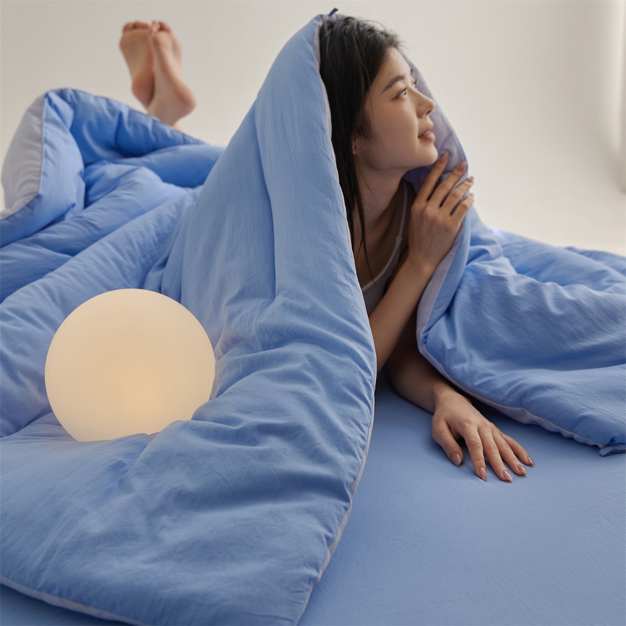 91家纺网 家纺一手货源 找家纺 头等舱 2025新款深睡 零压 软糯 净植力抗菌 防螨 防霉 低致敏 秋冬被（模特图） 清澄蓝