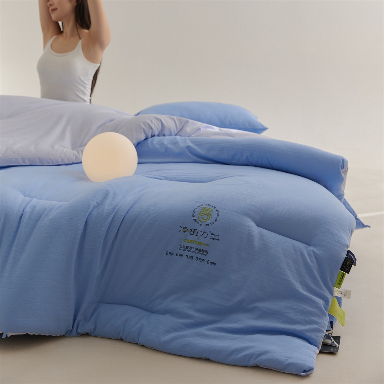 91家纺网 家纺一手货源 找家纺 头等舱 2025新款深睡 零压 软糯 净植力抗菌 防螨 防霉 低致敏 秋冬被（模特图） 清澄蓝
