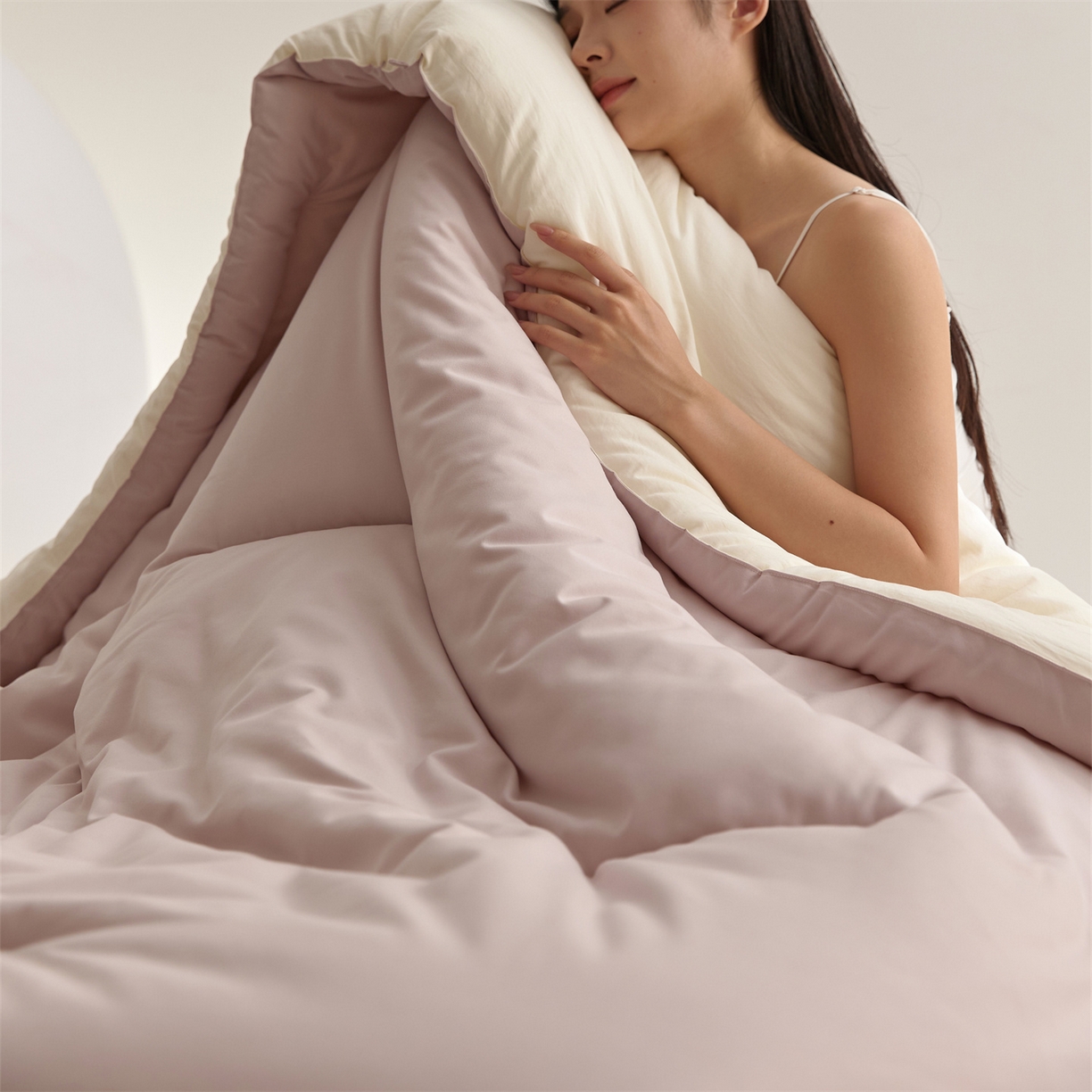 91家纺网 家纺一手货源 找家纺 头等舱 2025新款深睡 零压 软糯 净植力抗菌 防螨 防霉 低致敏 秋冬被（模特图） 融雾紫