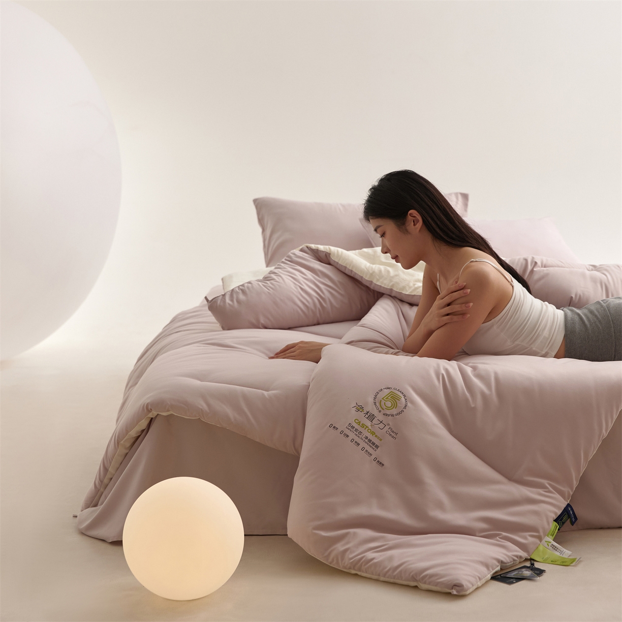 91家纺网 家纺一手货源 找家纺 头等舱 2025新款深睡 零压 软糯 净植力抗菌 防螨 防霉 低致敏 秋冬被（模特图） 融雾紫