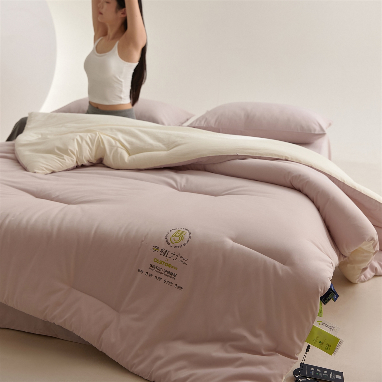 91家纺网 家纺一手货源 找家纺 头等舱 2025新款深睡 零压 软糯 净植力抗菌 防螨 防霉 低致敏 秋冬被（模特图） 融雾紫
