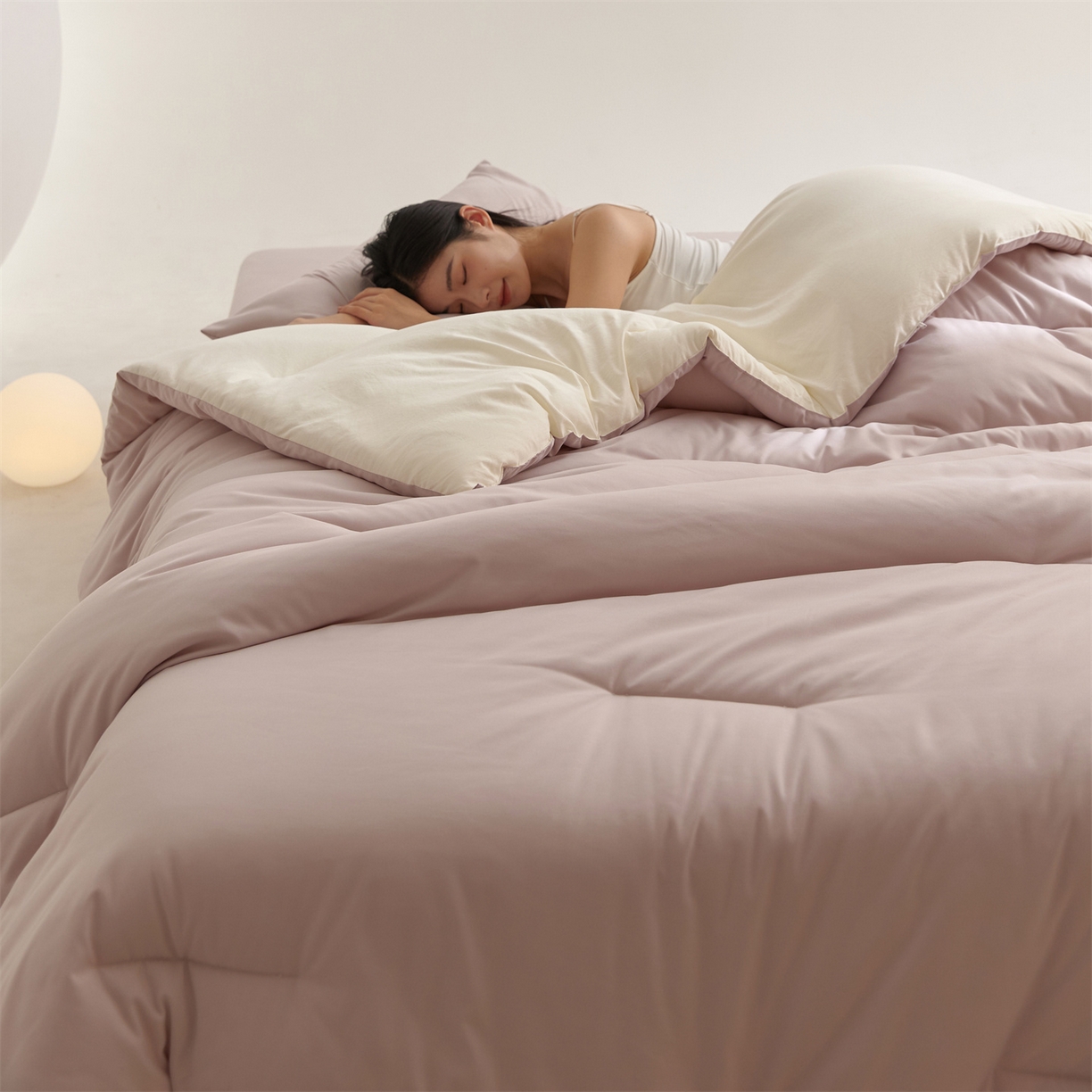 91家纺网 家纺一手货源 找家纺 头等舱 2025新款深睡 零压 软糯 净植力抗菌 防螨 防霉 低致敏 秋冬被（模特图） 融雾紫