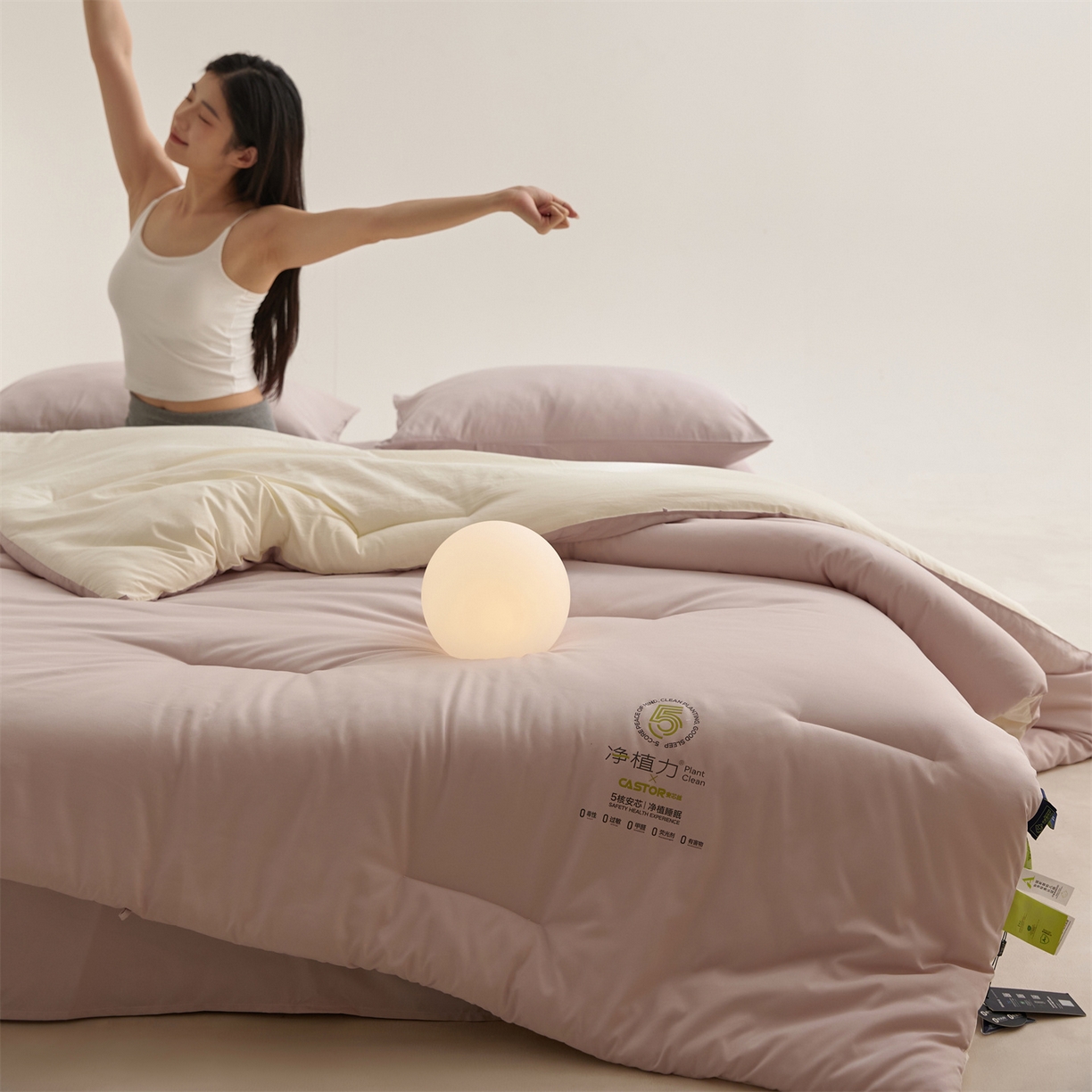 91家纺网 家纺一手货源 找家纺 头等舱 2025新款深睡 零压 软糯 净植力抗菌 防螨 防霉 低致敏 秋冬被（模特图） 融雾紫
