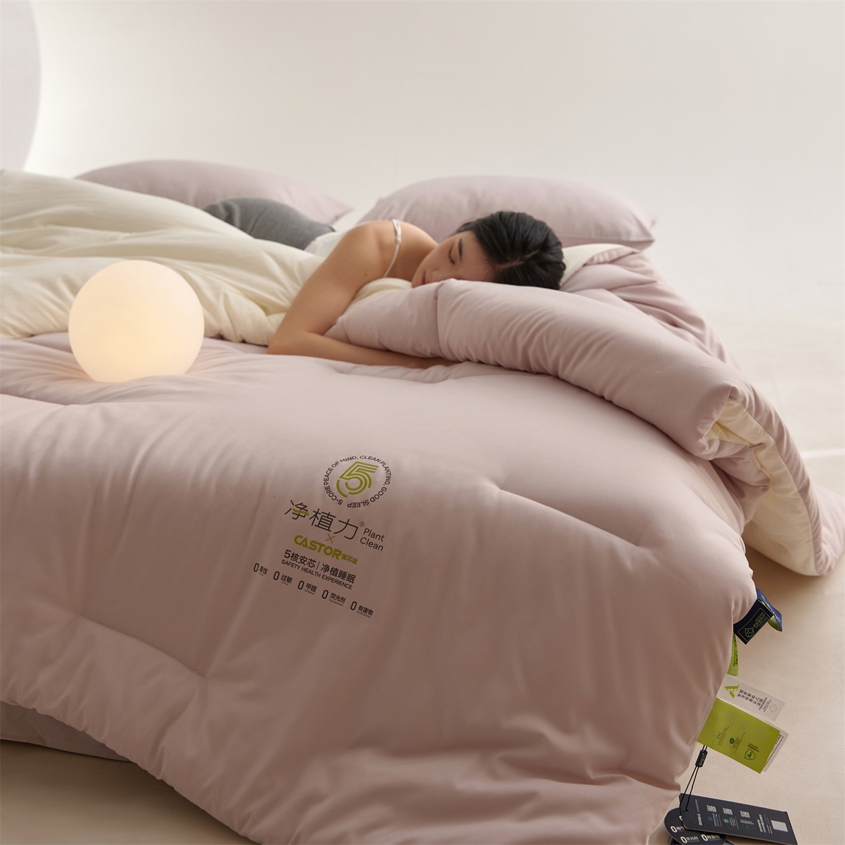 91家纺网 家纺一手货源 找家纺 头等舱 2025新款深睡 零压 软糯 净植力抗菌 防螨 防霉 低致敏 秋冬被（模特图） 融雾紫