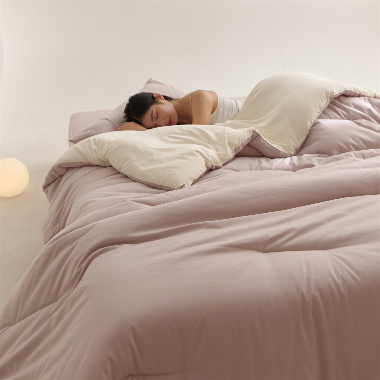 91家纺网 家纺一手货源 找家纺 头等舱 2025新款深睡 零压 软糯 净植力抗菌 防螨 防霉 低致敏 秋冬被（模特图） 融雾紫