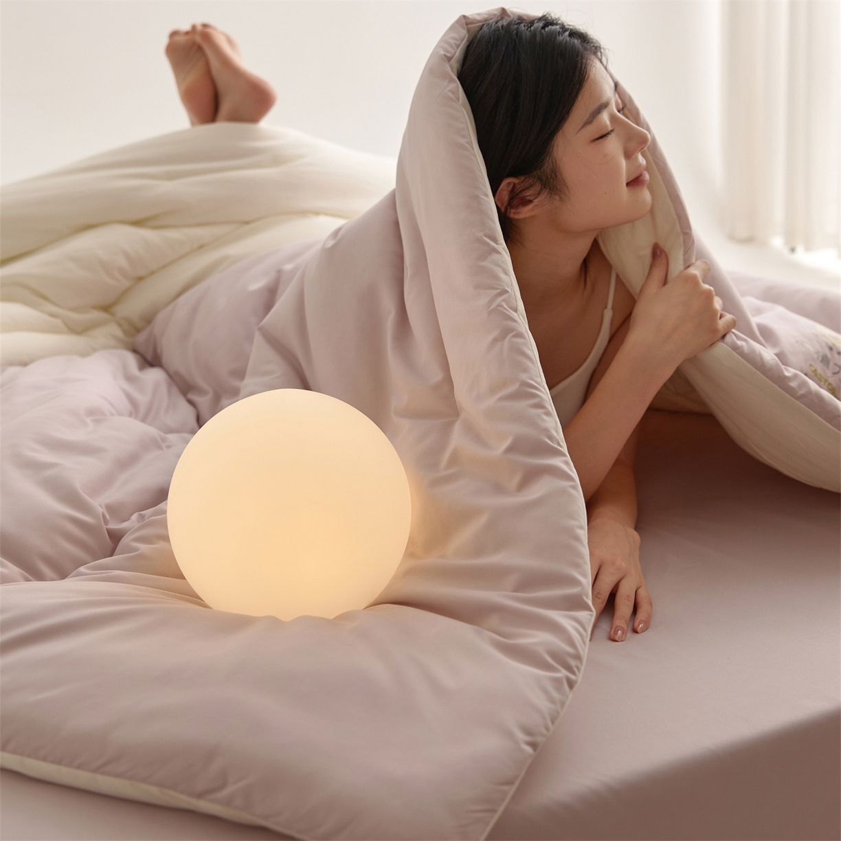 91家纺网 家纺一手货源 找家纺 头等舱 2025新款深睡 零压 软糯 净植力抗菌 防螨 防霉 低致敏 秋冬被（模特图） 融雾紫