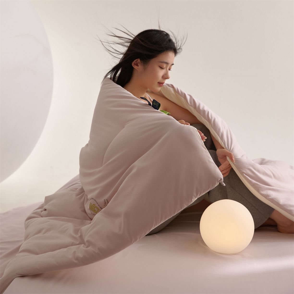 91家纺网 家纺一手货源 找家纺 头等舱 2025新款深睡 零压 软糯 净植力抗菌 防螨 防霉 低致敏 秋冬被（模特图） 融雾紫