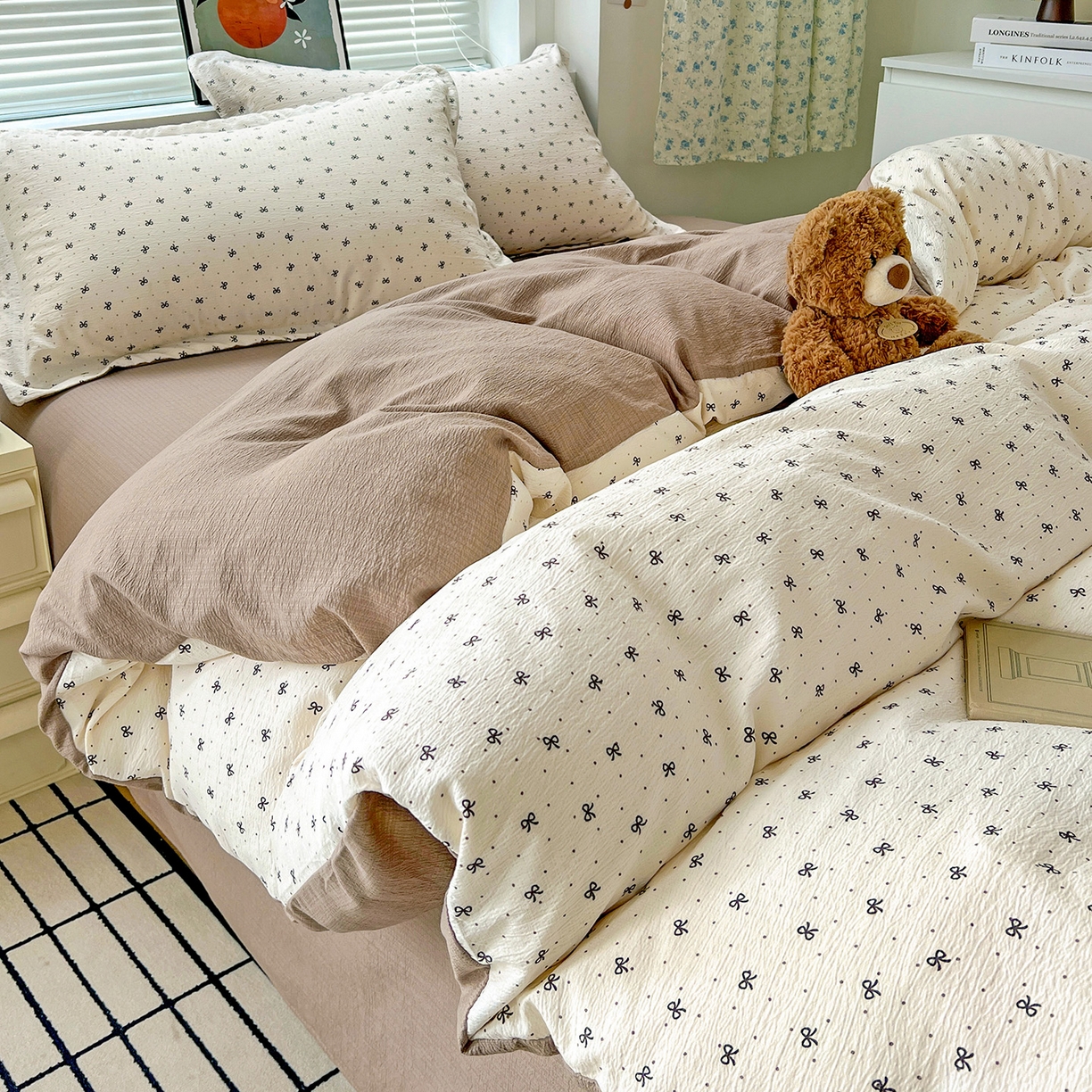 91家纺网 家纺一手货源 找家纺 一比一 2025新款古法水洗棉小布袋高克重云柔棉四件套 蝴蝶结点点- 咖