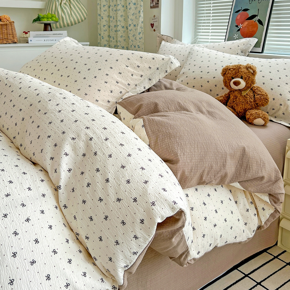 91家纺网 家纺一手货源 找家纺 一比一 2025新款古法水洗棉小布袋高克重云柔棉四件套 蝴蝶结点点- 咖