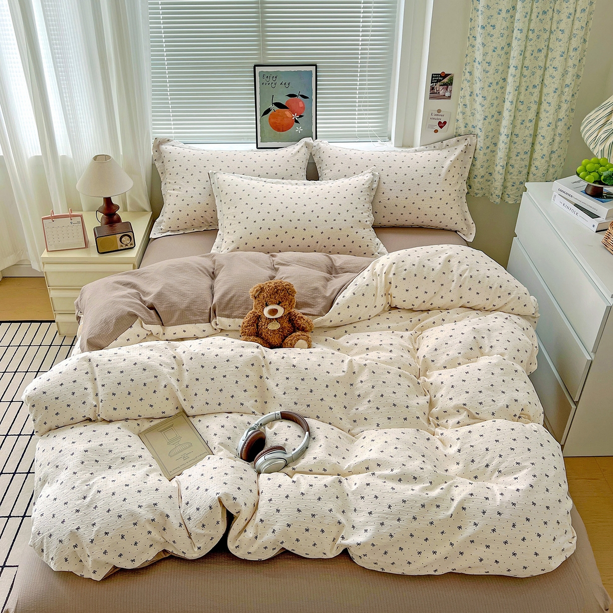 91家纺网 家纺一手货源 找家纺 一比一 2025新款古法水洗棉小布袋高克重云柔棉四件套 蝴蝶结点点- 咖