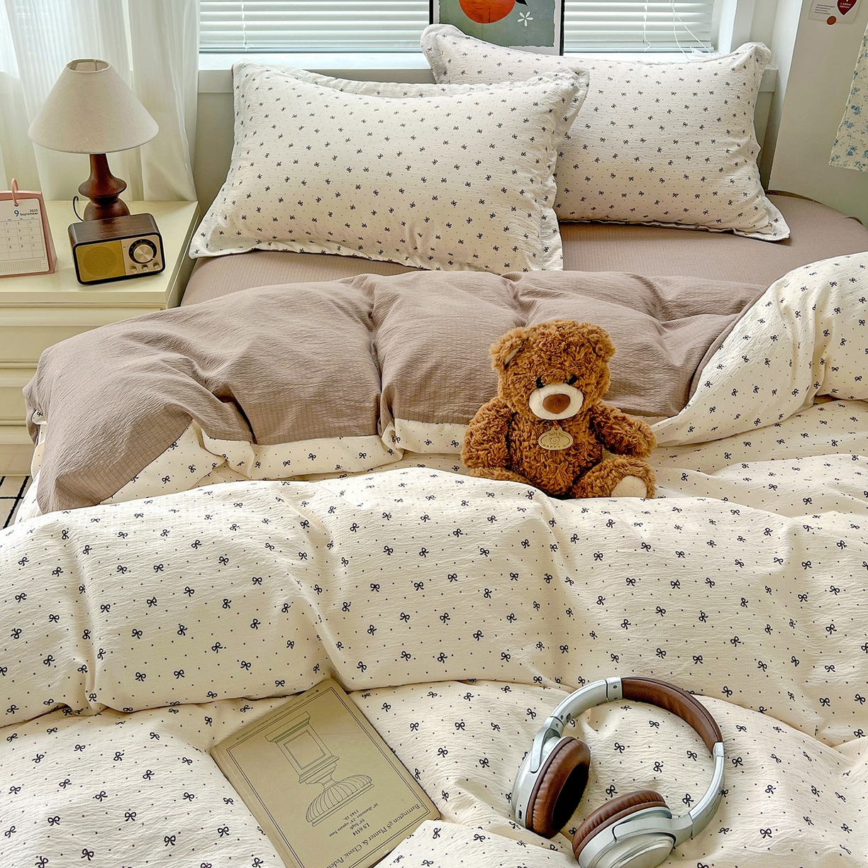 91家纺网 家纺一手货源 找家纺 一比一 2025新款古法水洗棉小布袋高克重云柔棉四件套 蝴蝶结点点- 咖