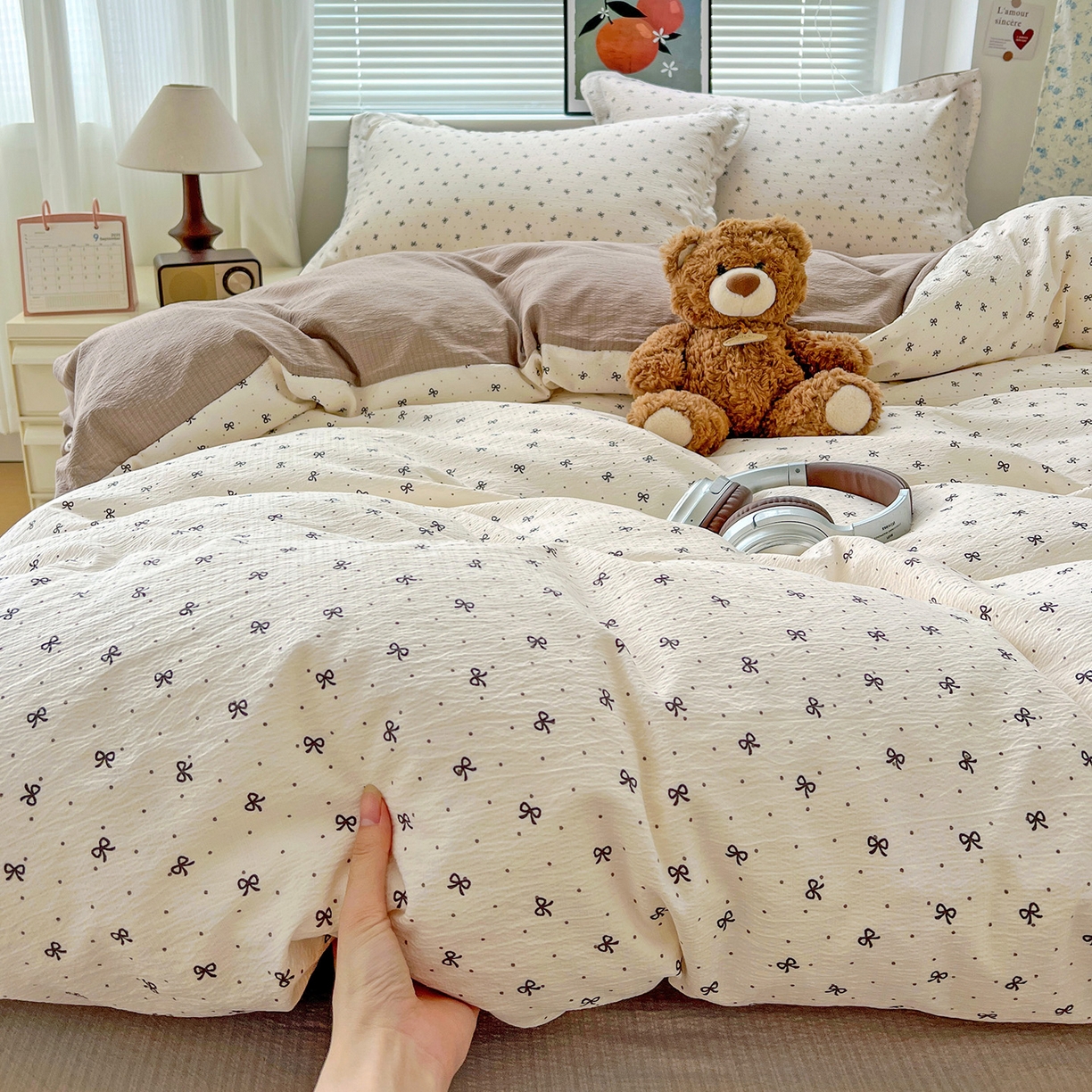 91家纺网 家纺一手货源 找家纺 一比一 2025新款古法水洗棉小布袋高克重云柔棉四件套 蝴蝶结点点- 咖