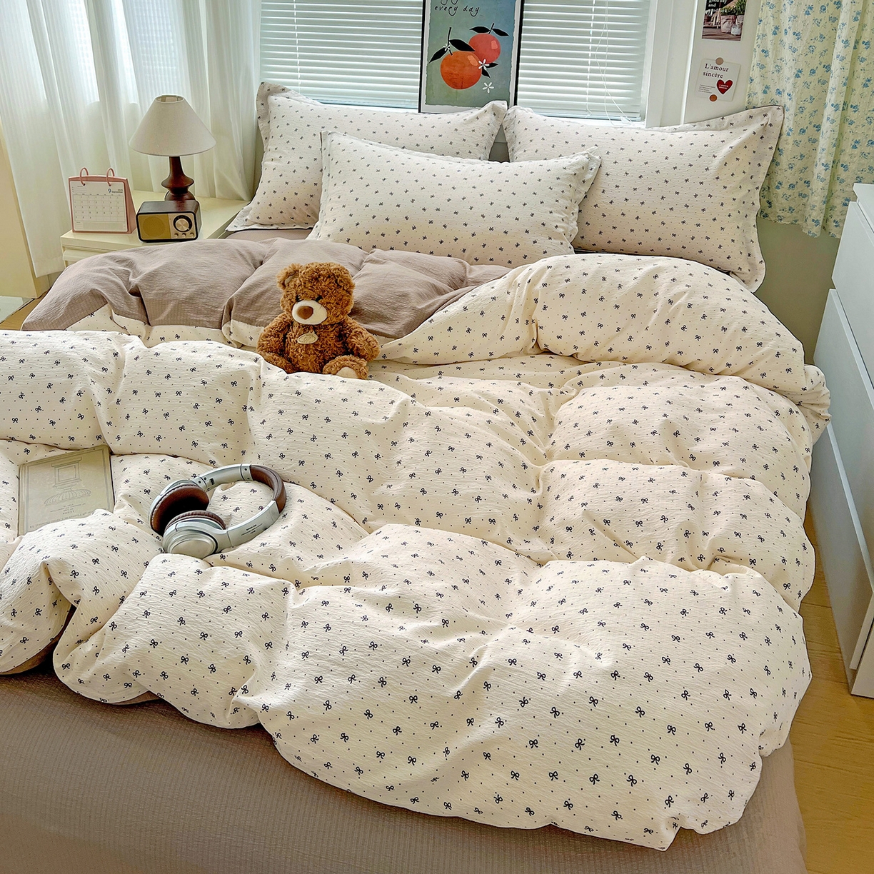 91家纺网 家纺一手货源 找家纺 一比一 2025新款古法水洗棉小布袋高克重云柔棉四件套 蝴蝶结点点- 咖