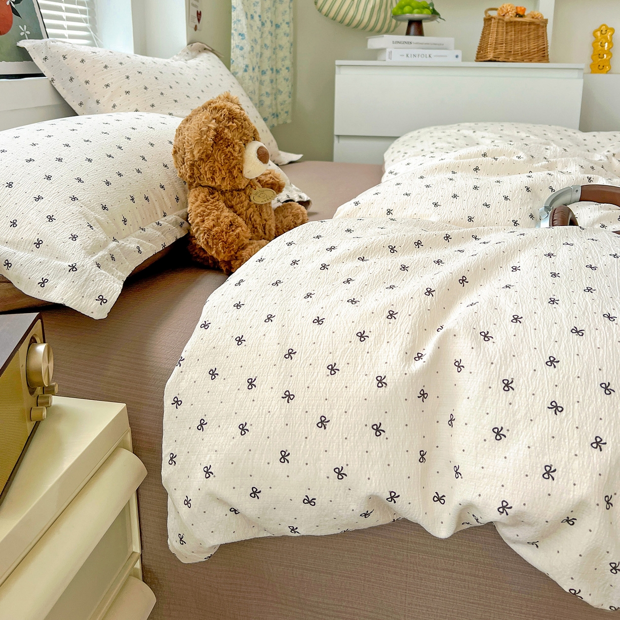 91家纺网 家纺一手货源 找家纺 一比一 2025新款古法水洗棉小布袋高克重云柔棉四件套 蝴蝶结点点- 咖