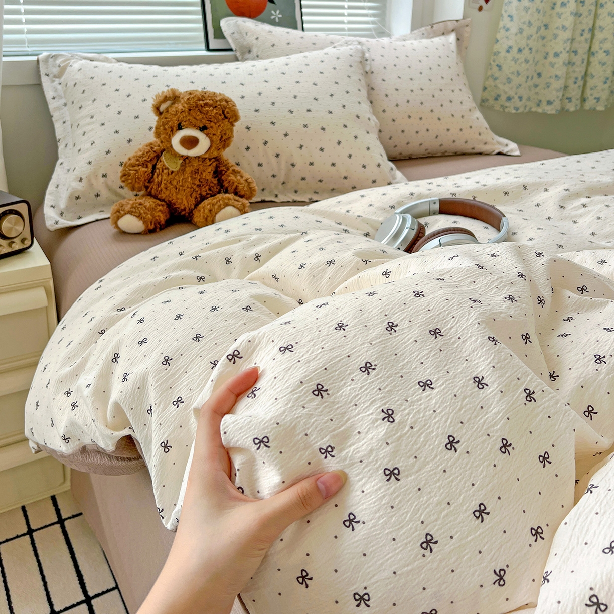 91家纺网 家纺一手货源 找家纺 一比一 2025新款古法水洗棉小布袋高克重云柔棉四件套 蝴蝶结点点- 咖