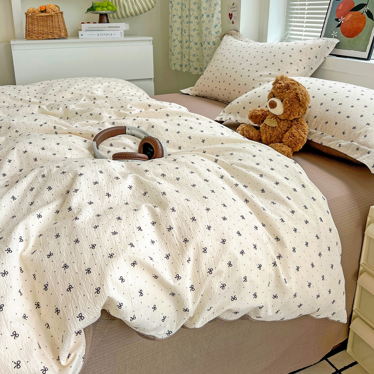 91家纺网 家纺一手货源 找家纺 一比一 2025新款古法水洗棉小布袋高克重云柔棉四件套 蝴蝶结点点- 咖