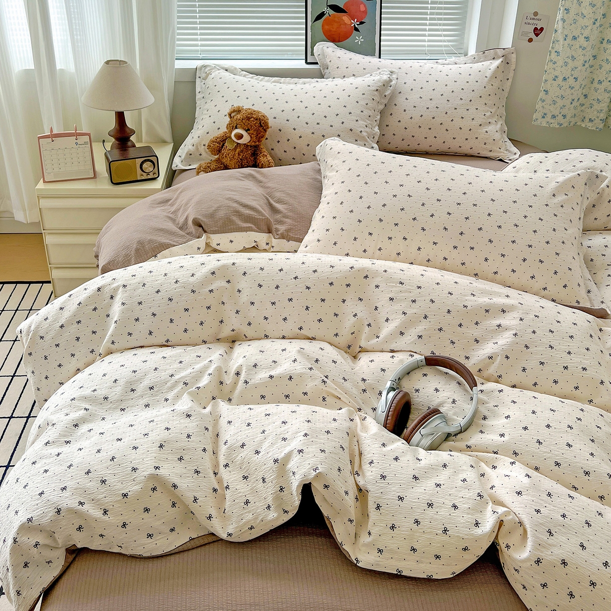 91家纺网 家纺一手货源 找家纺 一比一 2025新款古法水洗棉小布袋高克重云柔棉四件套 蝴蝶结点点- 咖