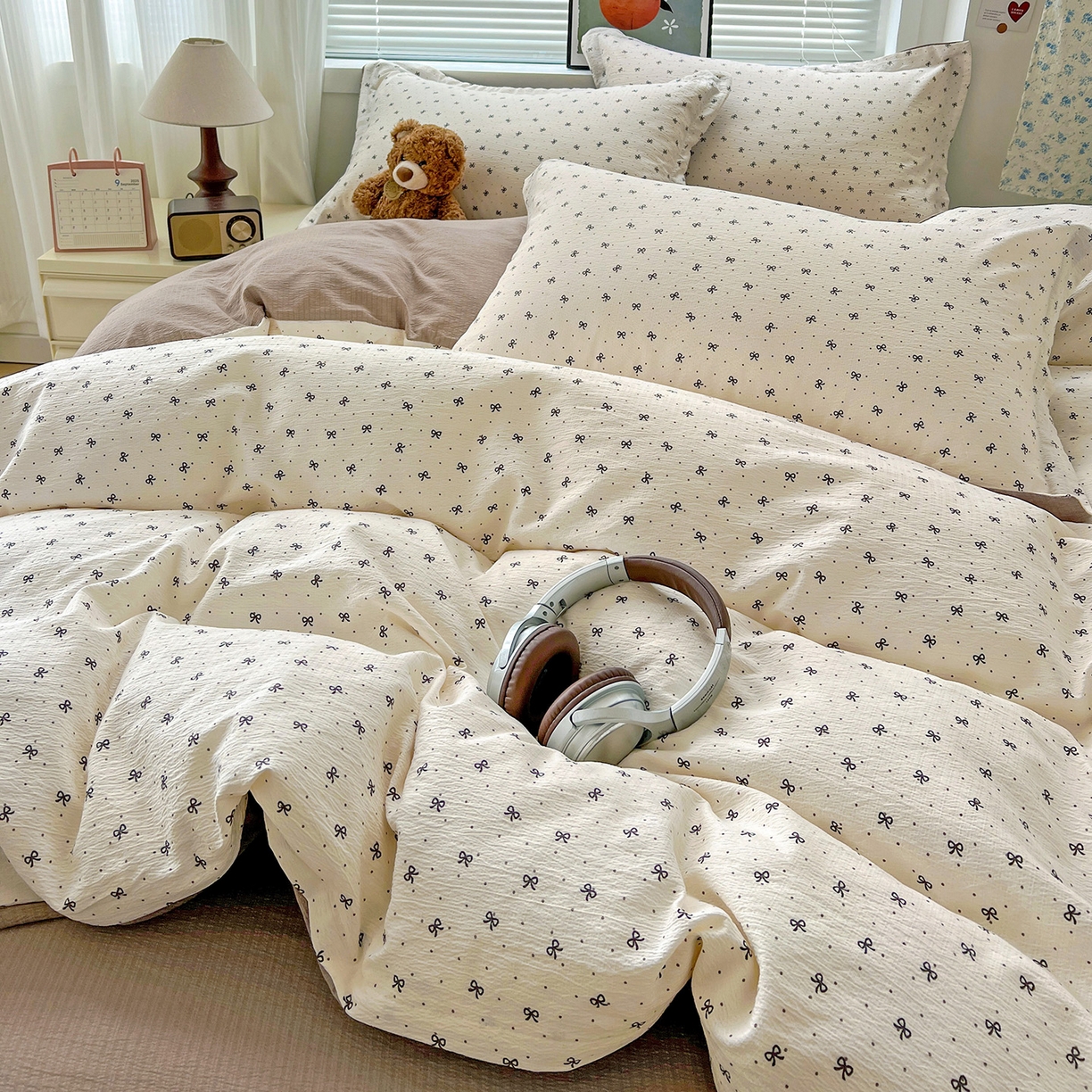 91家纺网 家纺一手货源 找家纺 一比一 2025新款古法水洗棉小布袋高克重云柔棉四件套 蝴蝶结点点- 咖