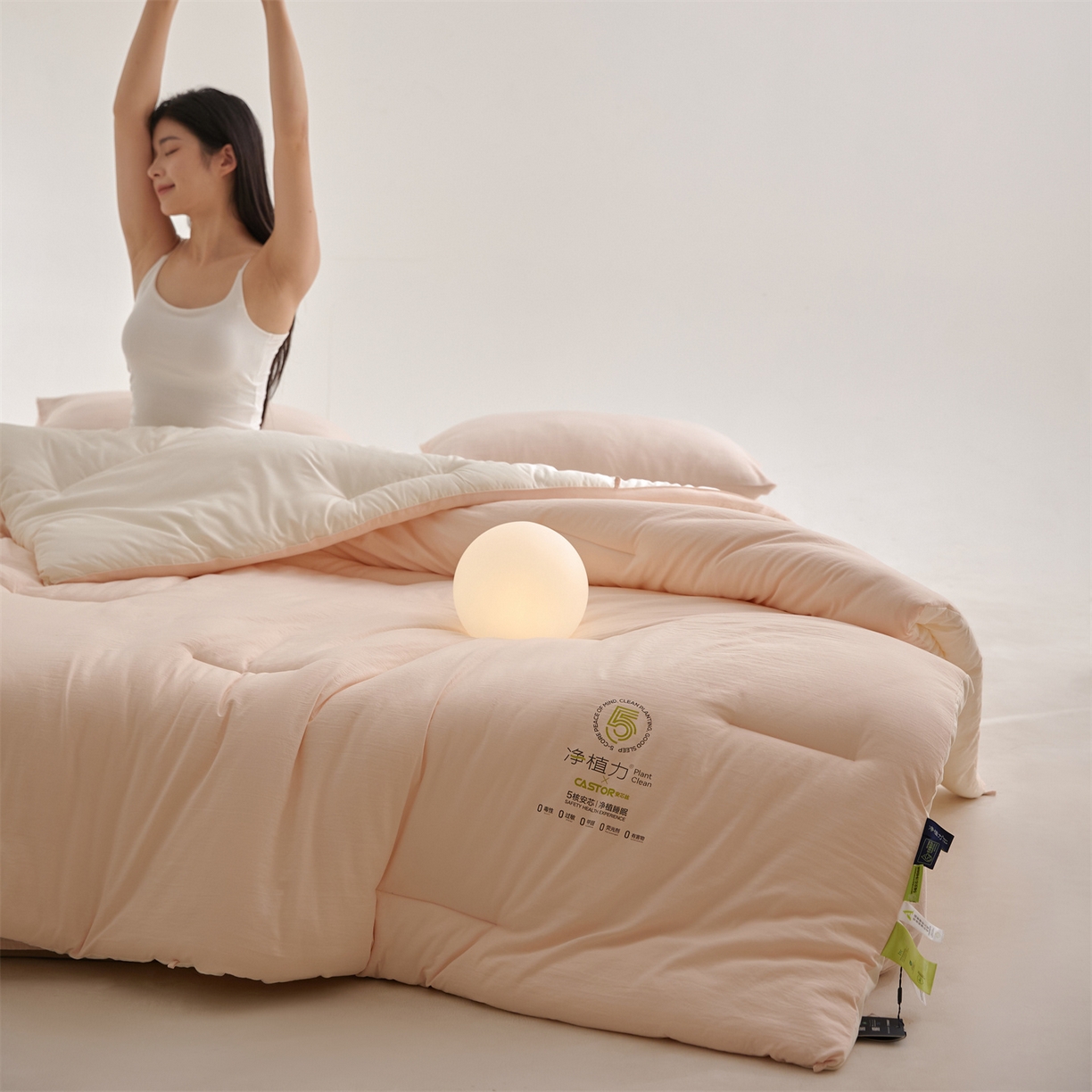 91家纺网 家纺一手货源 找家纺 头等舱 2025新款深睡 零压 软糯 净植力抗菌 防螨 防霉 低致敏 秋冬被（模特图） 柔云粉