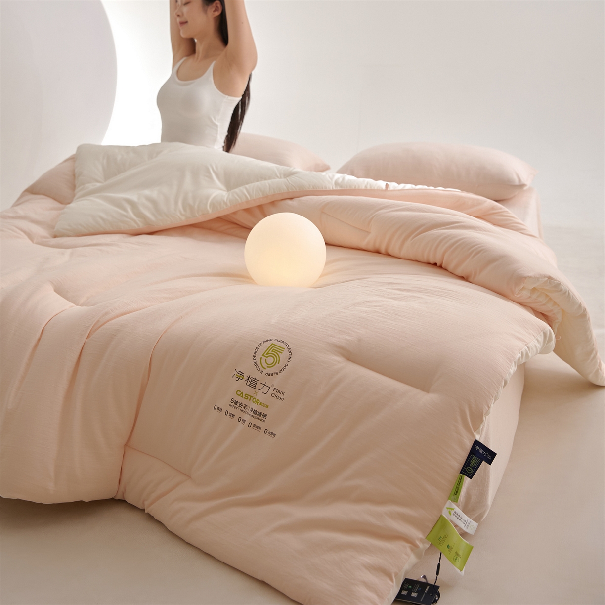 91家纺网 家纺一手货源 找家纺 头等舱 2025新款深睡 零压 软糯 净植力抗菌 防螨 防霉 低致敏 秋冬被（模特图） 柔云粉