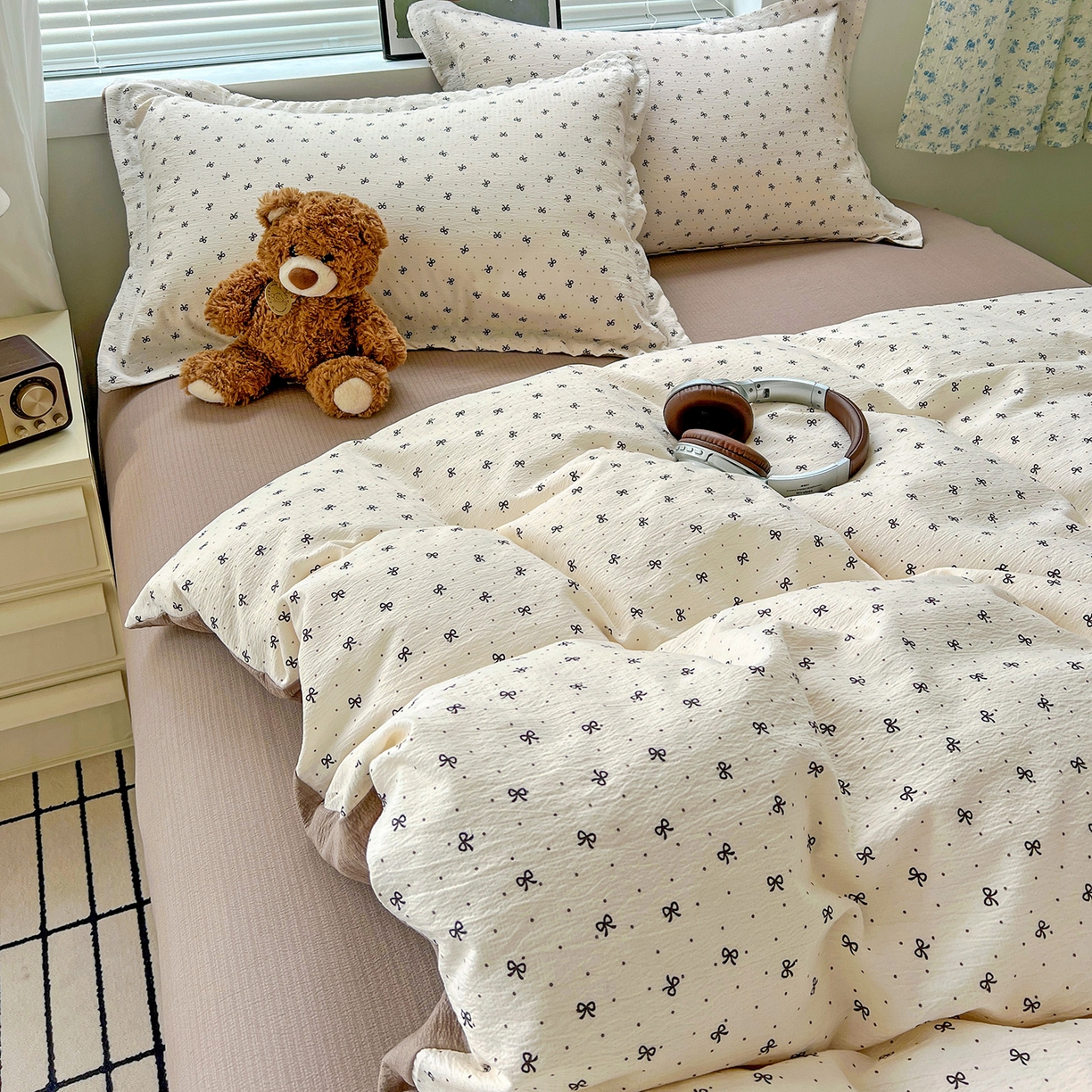 91家纺网 家纺一手货源 找家纺 一比一 2025新款古法水洗棉小布袋高克重云柔棉四件套 蝴蝶结点点- 咖