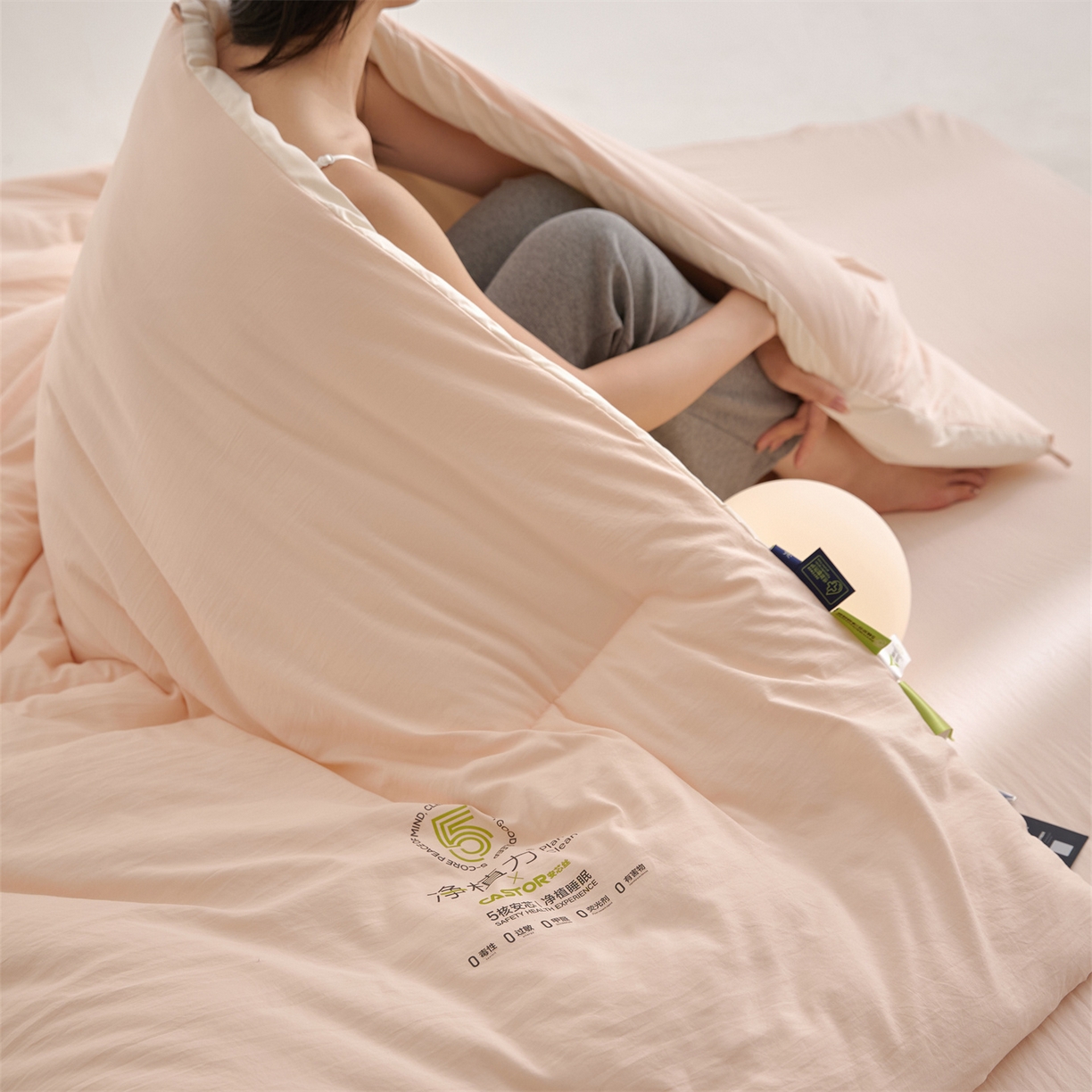 91家纺网 家纺一手货源 找家纺 头等舱 2025新款深睡 零压 软糯 净植力抗菌 防螨 防霉 低致敏 秋冬被（模特图） 柔云粉