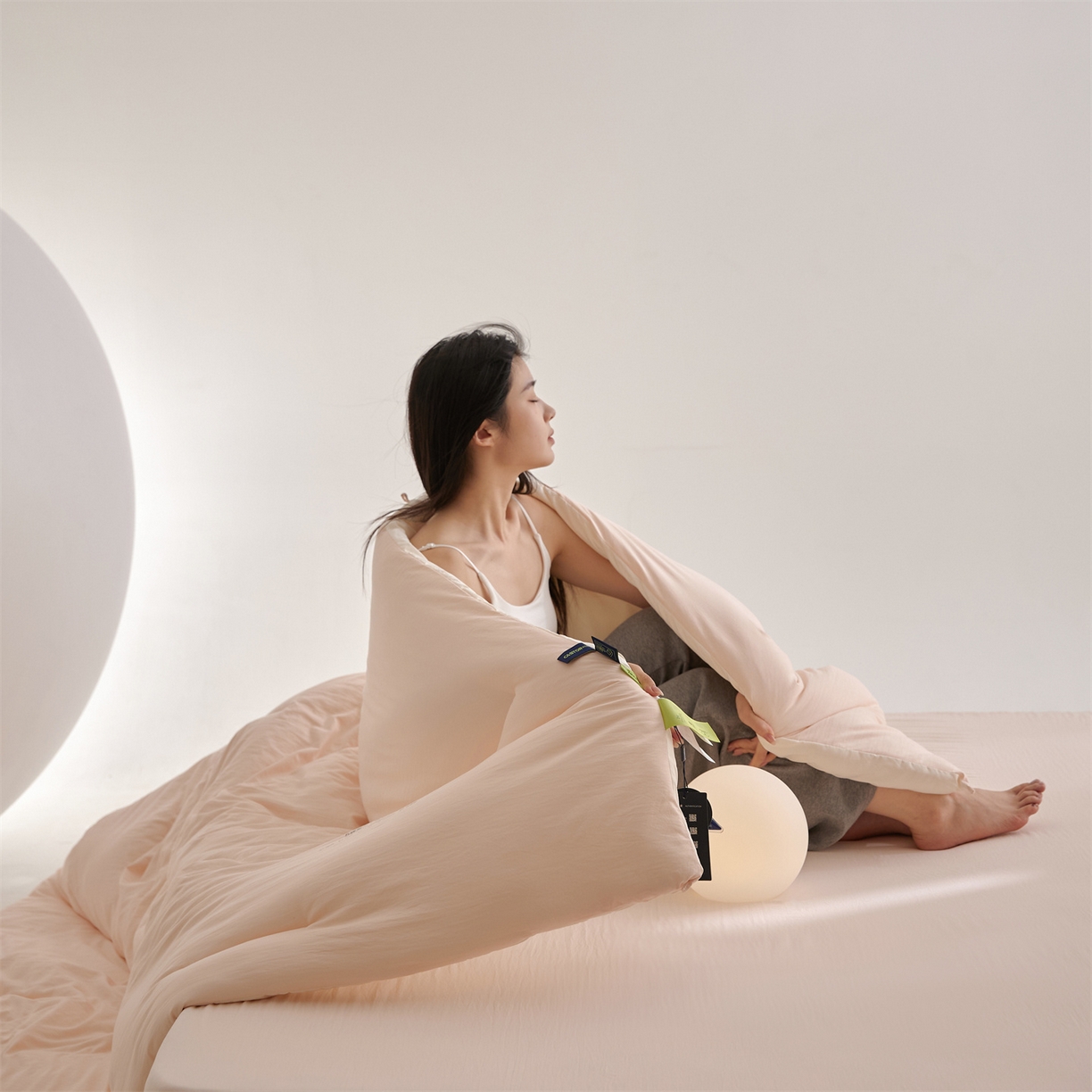 91家纺网 家纺一手货源 找家纺 头等舱 2025新款深睡 零压 软糯 净植力抗菌 防螨 防霉 低致敏 秋冬被（模特图） 柔云粉