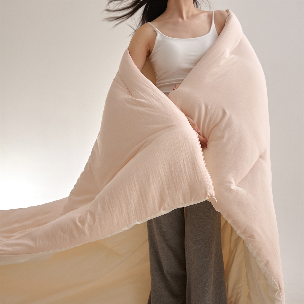 91家纺网 家纺一手货源 找家纺 头等舱 2025新款深睡 零压 软糯 净植力抗菌 防螨 防霉 低致敏 秋冬被（模特图） 柔云粉