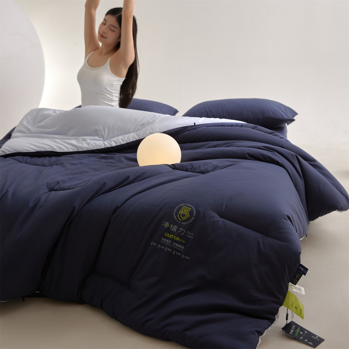 91家纺网 家纺一手货源 找家纺 头等舱 2025新款深睡 零压 软糯 净植力抗菌 防螨 防霉 低致敏 秋冬被（模特图） 深睡蓝