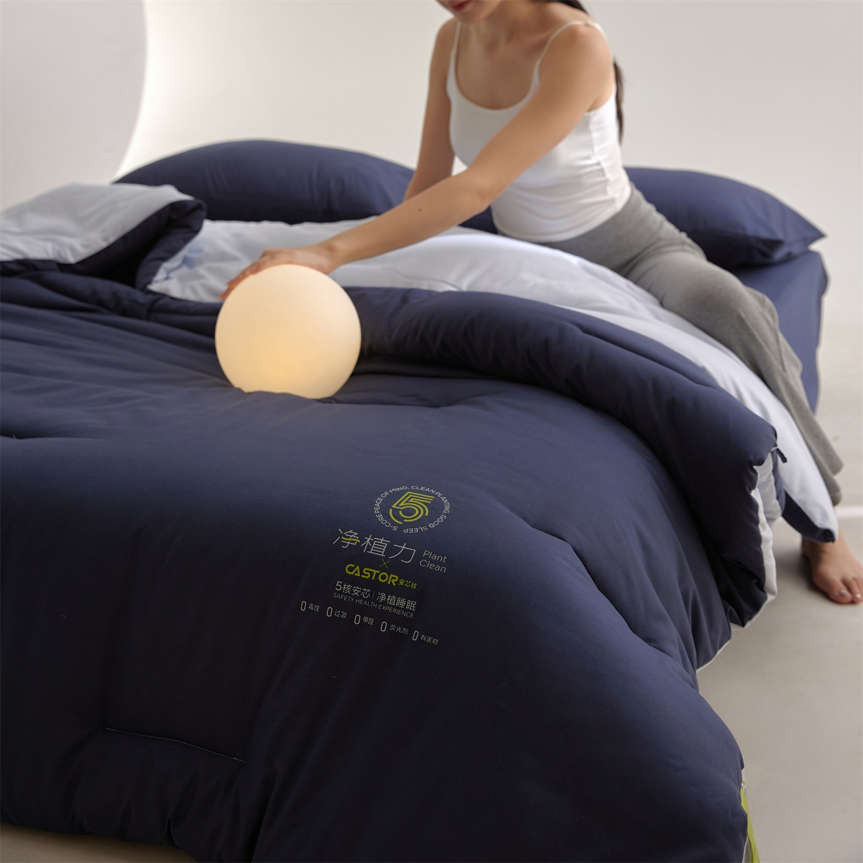 91家纺网 家纺一手货源 找家纺 头等舱 2025新款深睡 零压 软糯 净植力抗菌 防螨 防霉 低致敏 秋冬被（模特图） 深睡蓝