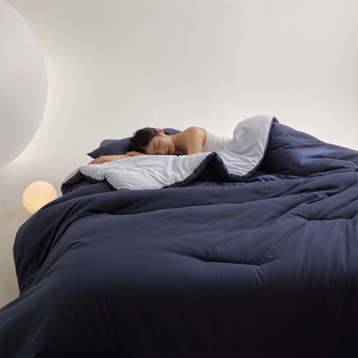 91家纺网 家纺一手货源 找家纺 头等舱 2025新款深睡 零压 软糯 净植力抗菌 防螨 防霉 低致敏 秋冬被（模特图） 深睡蓝