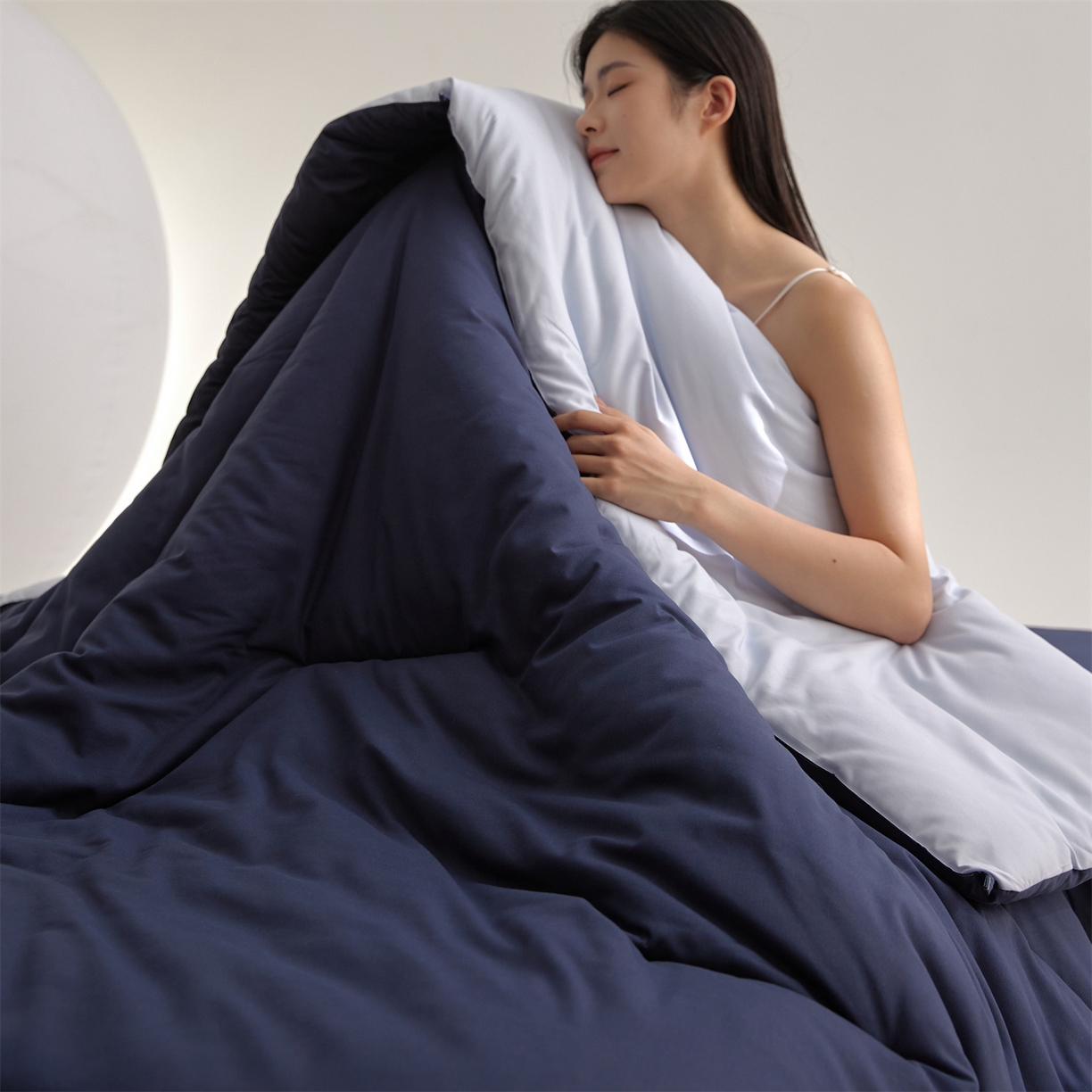 91家纺网 家纺一手货源 找家纺 头等舱 2025新款深睡 零压 软糯 净植力抗菌 防螨 防霉 低致敏 秋冬被（模特图） 深睡蓝