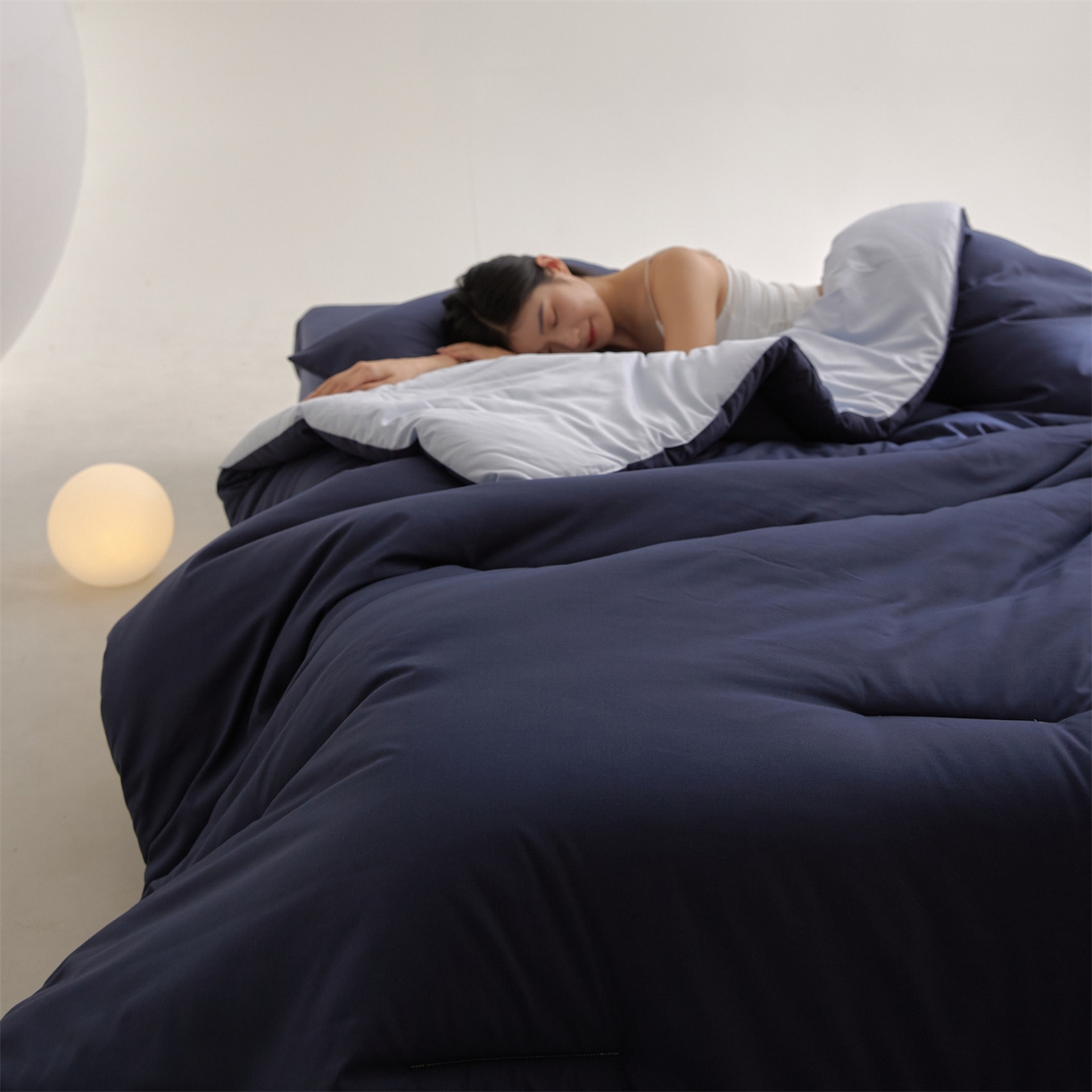 91家纺网 家纺一手货源 找家纺 头等舱 2025新款深睡 零压 软糯 净植力抗菌 防螨 防霉 低致敏 秋冬被（模特图） 深睡蓝