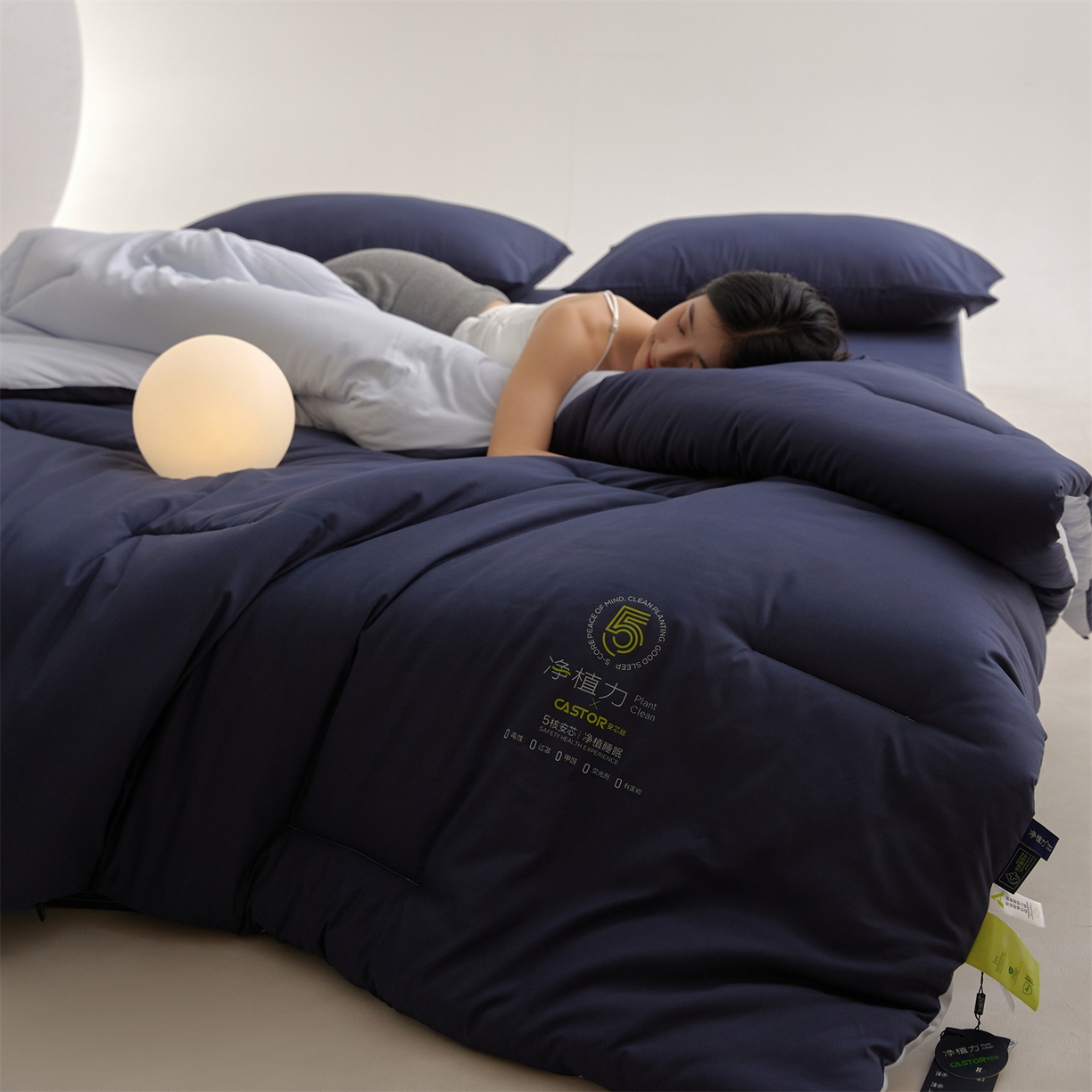 91家纺网 家纺一手货源 找家纺 头等舱 2025新款深睡 零压 软糯 净植力抗菌 防螨 防霉 低致敏 秋冬被（模特图） 深睡蓝