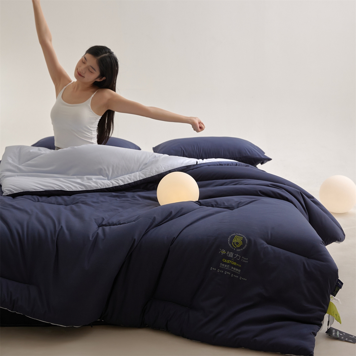 91家纺网 家纺一手货源 找家纺 头等舱 2025新款深睡 零压 软糯 净植力抗菌 防螨 防霉 低致敏 秋冬被（模特图） 深睡蓝