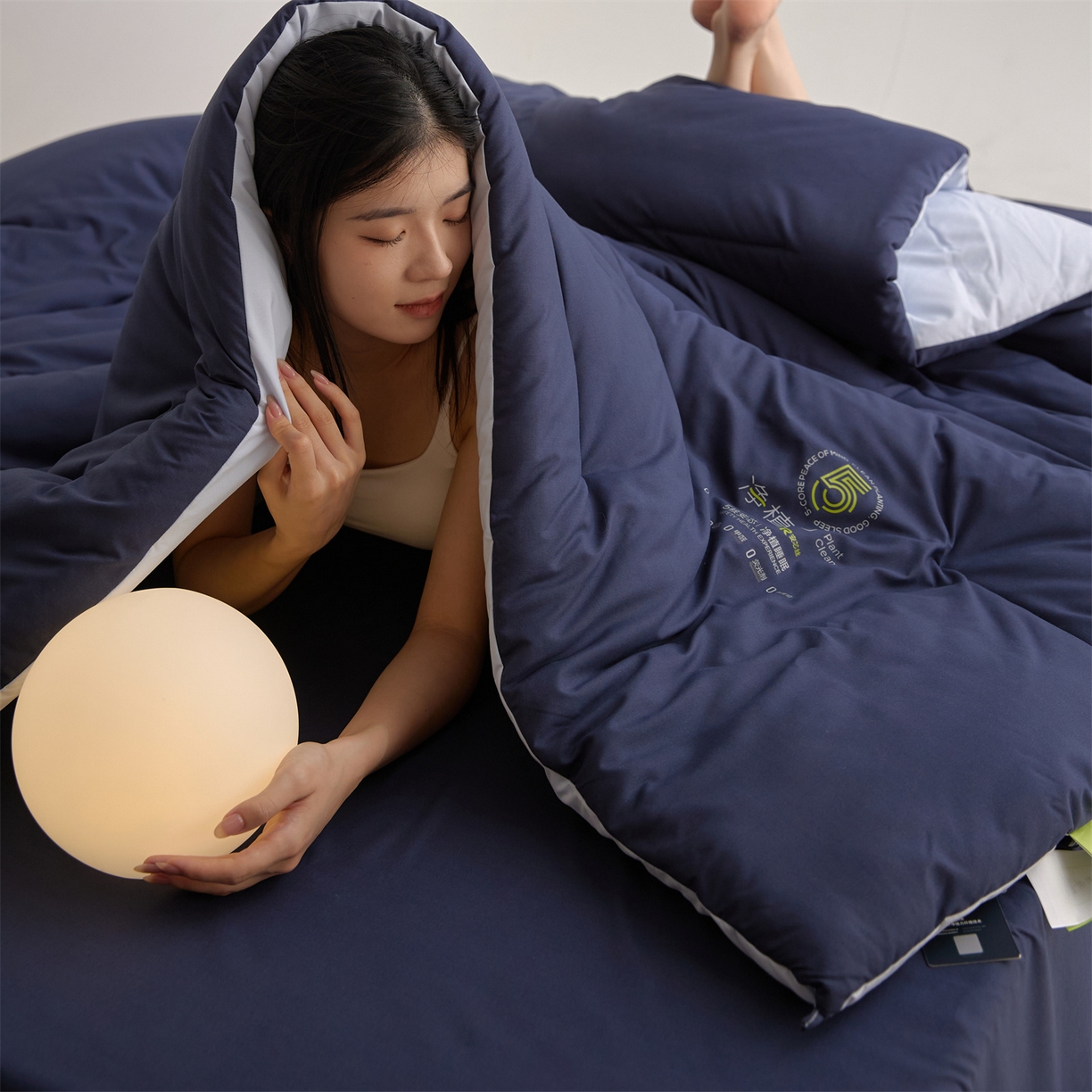 91家纺网 家纺一手货源 找家纺 头等舱 2025新款深睡 零压 软糯 净植力抗菌 防螨 防霉 低致敏 秋冬被（模特图） 深睡蓝