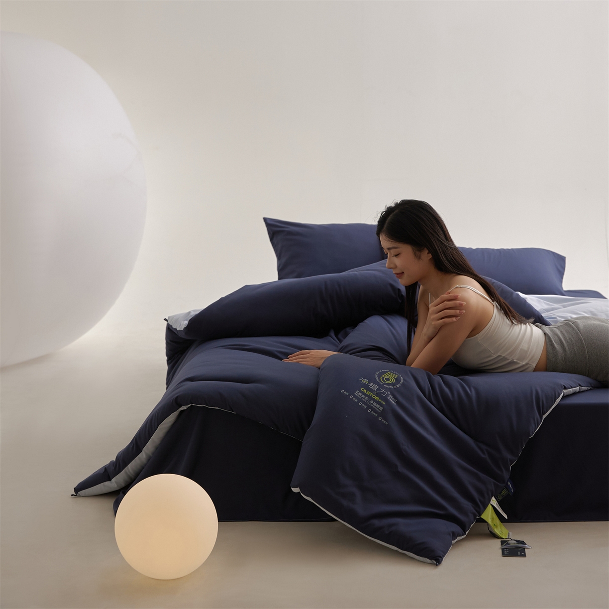 91家纺网 家纺一手货源 找家纺 头等舱 2025新款深睡 零压 软糯 净植力抗菌 防螨 防霉 低致敏 秋冬被（模特图） 深睡蓝