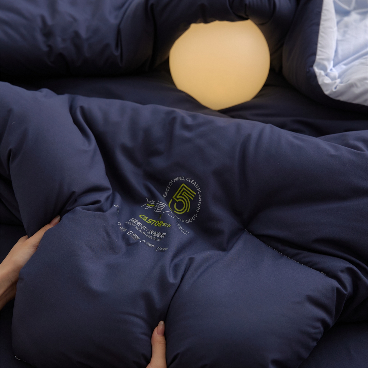 91家纺网 家纺一手货源 找家纺 头等舱 2025新款深睡 零压 软糯 净植力抗菌 防螨 防霉 低致敏 秋冬被（模特图） 深睡蓝